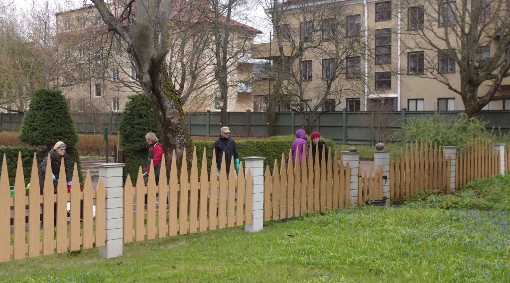 Här fördelar vi oss längs staketet