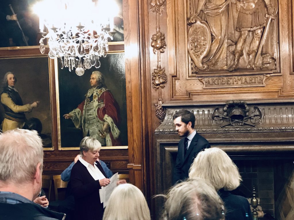 Visningen avslutades i Lantmarskalkssalen, Linnés Vänners sekreterare Gunhild Bäck tackar vår ciceron Oscar Langenskiöld för en spännande, rolig och lärorik afton.